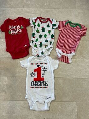 Christmas Themed Bodysuit/ One Piece Lot Of 4 0-3  Months First Christmas Tree